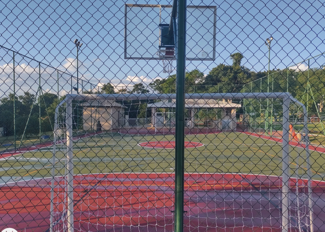 Acessórios e equipamentos esportivos regulamentares para quadras