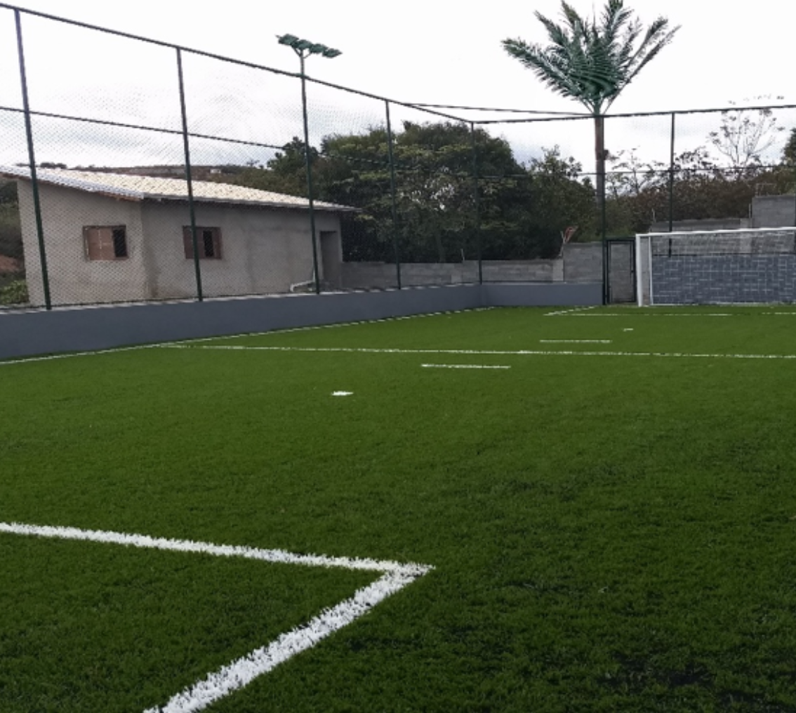 Instalação e manutenção de grama sintética premium