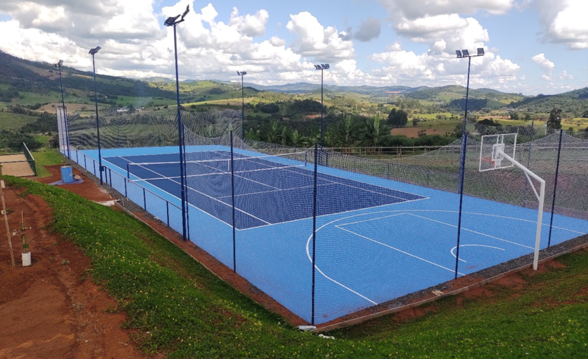 Equipe de engenharia em obra de complexo esportivo