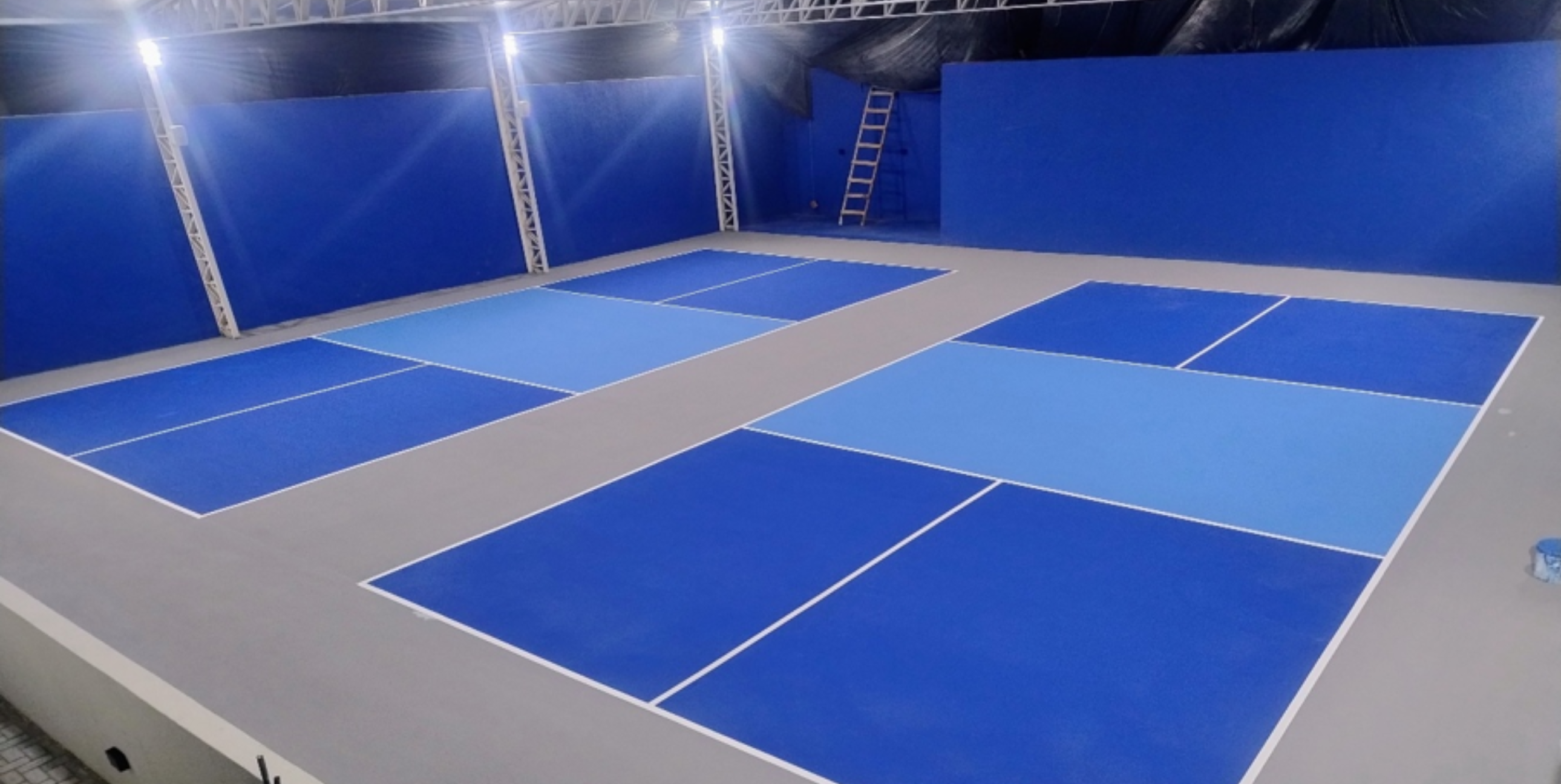 Visão ampla de uma quadra poliesportiva finalizada pela equipe Líder